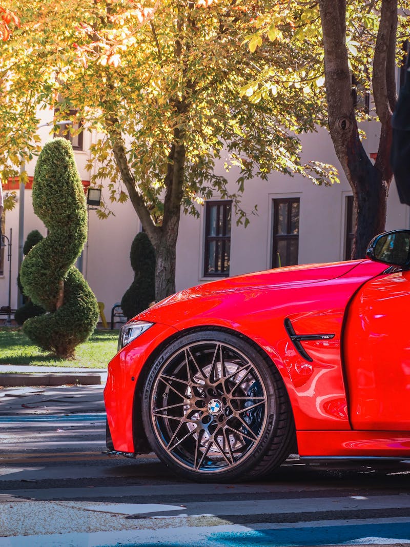 BMW M4 rood zijkant